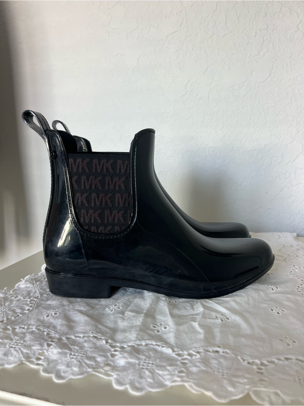 MICHAEL Michael Kors Black PVC Chelsea Ankle Rain Boots Water Resistant 9M - Picture 1 of 11